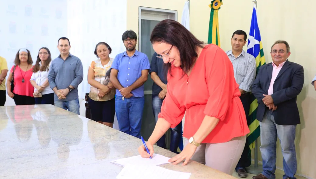 Reitora em exercício lança edital para professor efetivo da UESPI