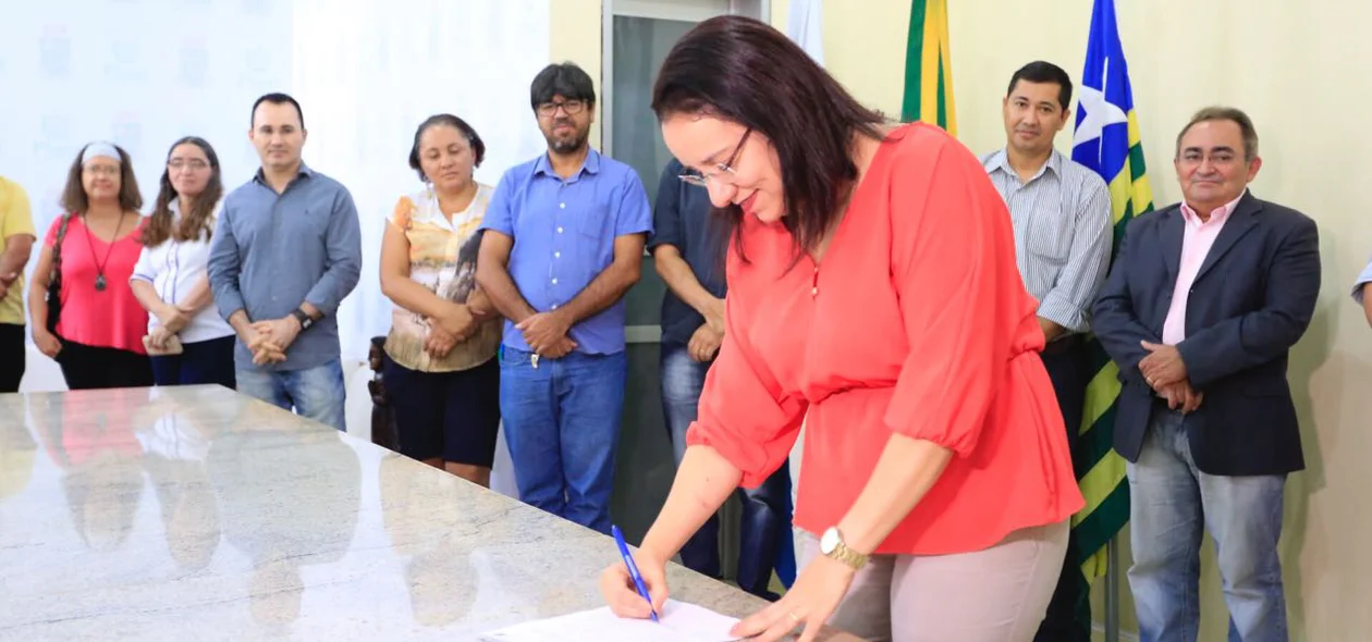 Reitora em exercício lança edital para professor efetivo da UESPI