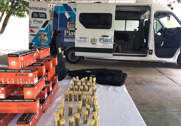 Sejus entrega viaturas e munições