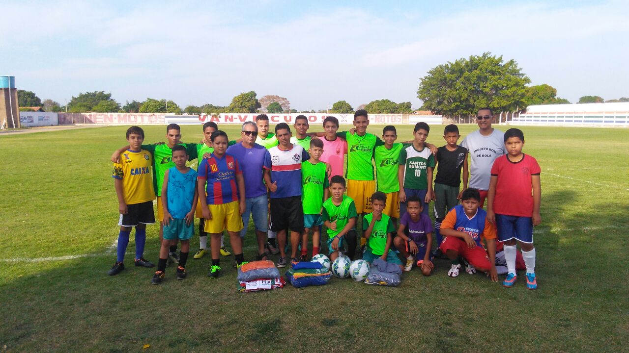 Entrega de materiais para escolinhas de futebol em Água Branca