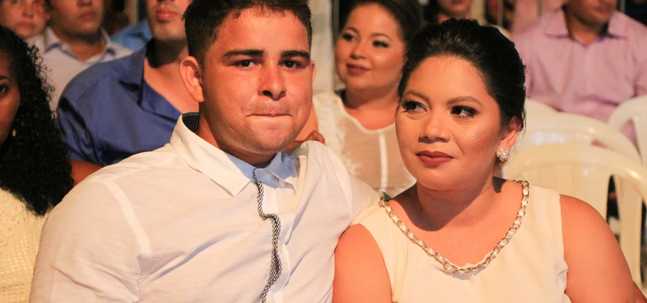 Jovens casando