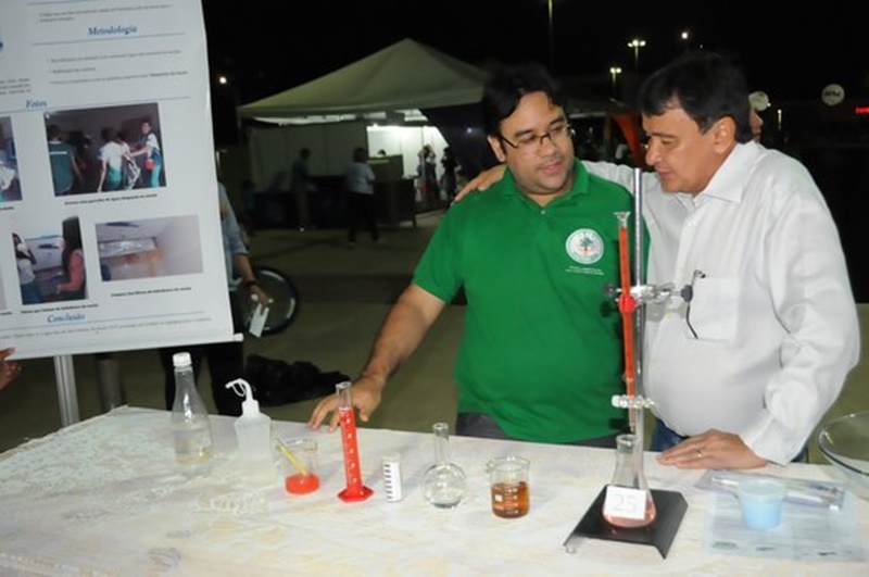 Wellington Dias visita a Feira Estadual de Ciência e Tecnologia 