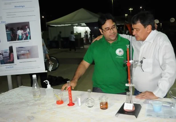 Wellington Dias visita a Feira Estadual de Ciência e Tecnologia 