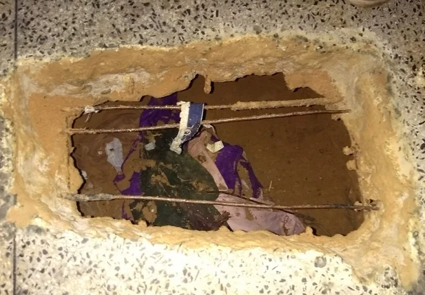 Buraco dentro de cela da Casa de Custódia