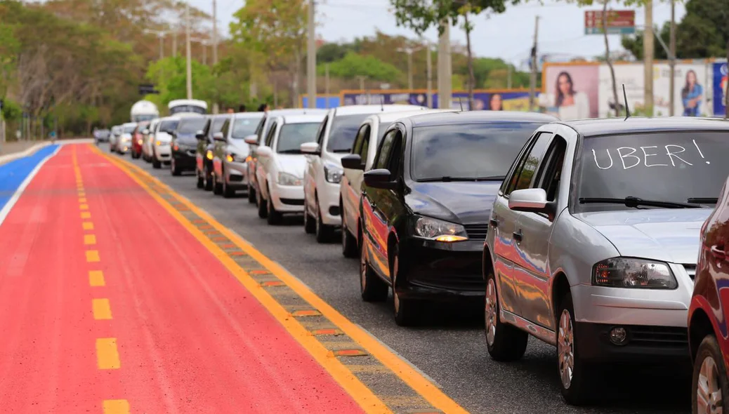 Motoristas da Uber se reuniram na ponte estaiada