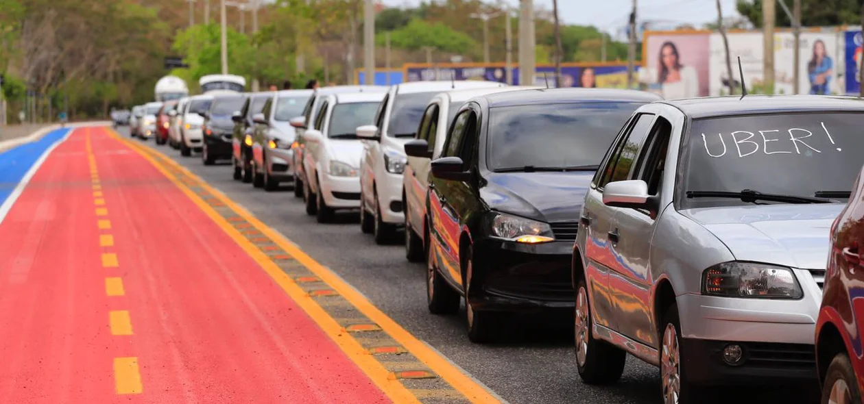 Motoristas da Uber se reuniram na ponte estaiada