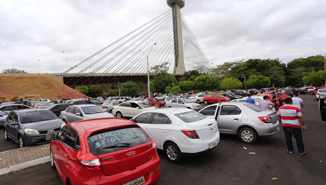 Motoristas da Uber se reuniram na ponte estaiada