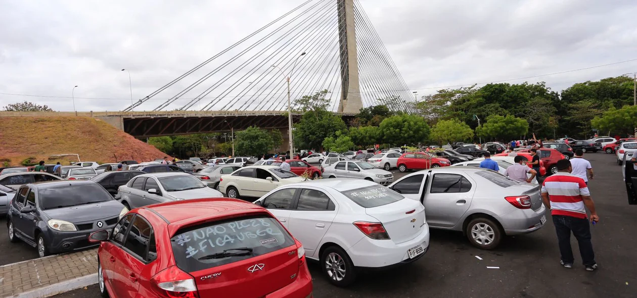 Motoristas da Uber se reuniram na ponte estaiada