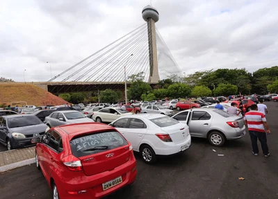 Motoristas da Uber se reuniram na ponte estaiada