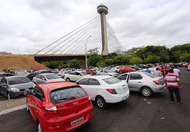 Motoristas da Uber se reuniram na ponte estaiada