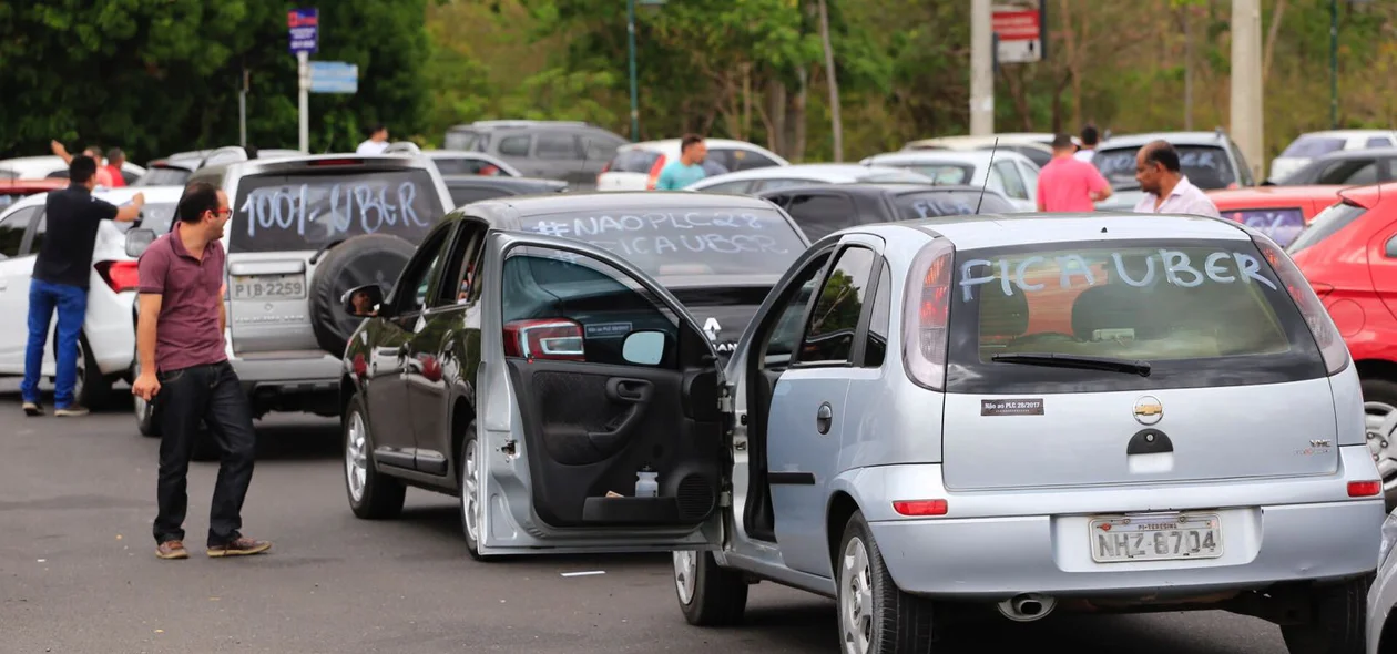 Motoristas do Uber fazem protesto em Teresina