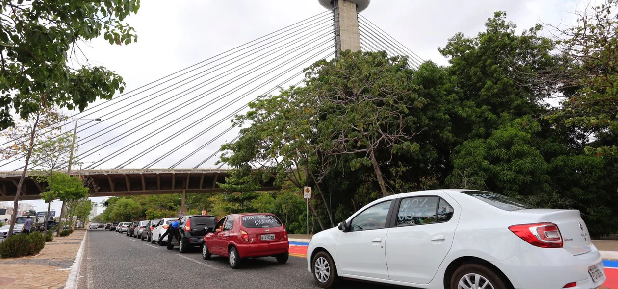 Motoristas saíram em carreata pela cidade