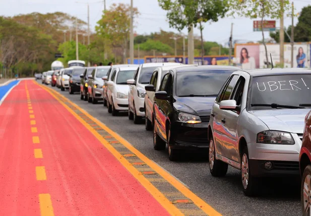 Motoristas de Uber realizam manifestação na Ponte Estaiada