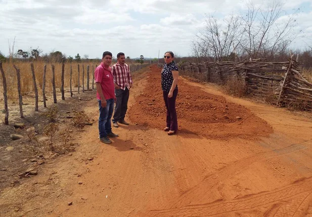 Vilma Amorim, vereador Domingos Luiz e secretário Zé Germano visitam obras de recuperação de estradas