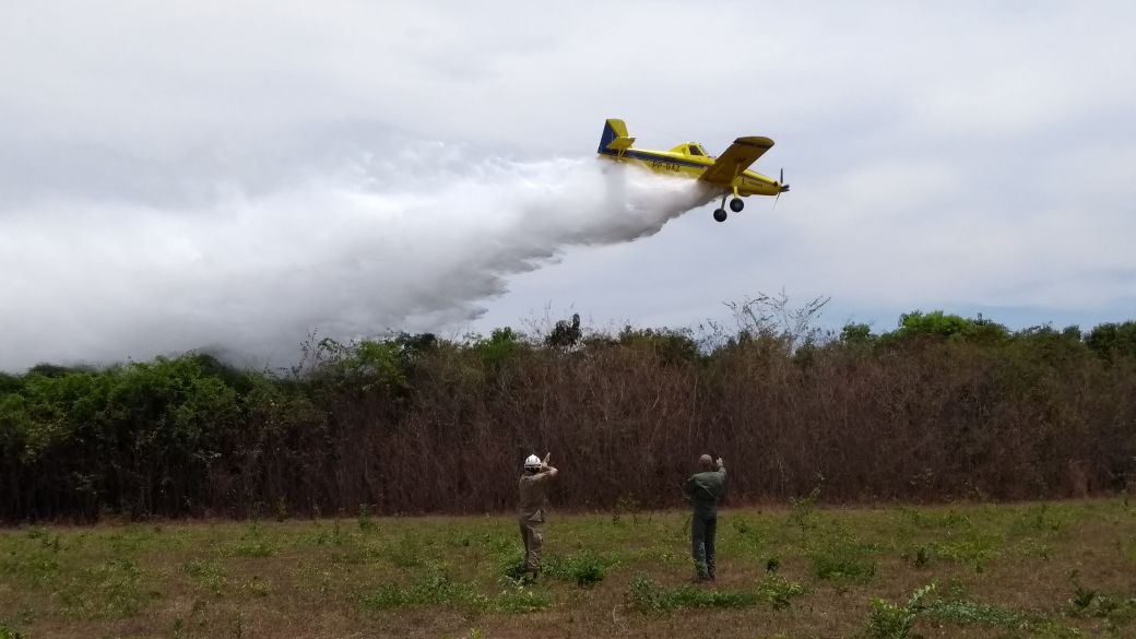 Aeronave combatendo incêndio 