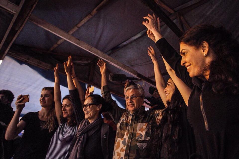 Caetano Veloso e outros artistas visitaram ocupação em SP