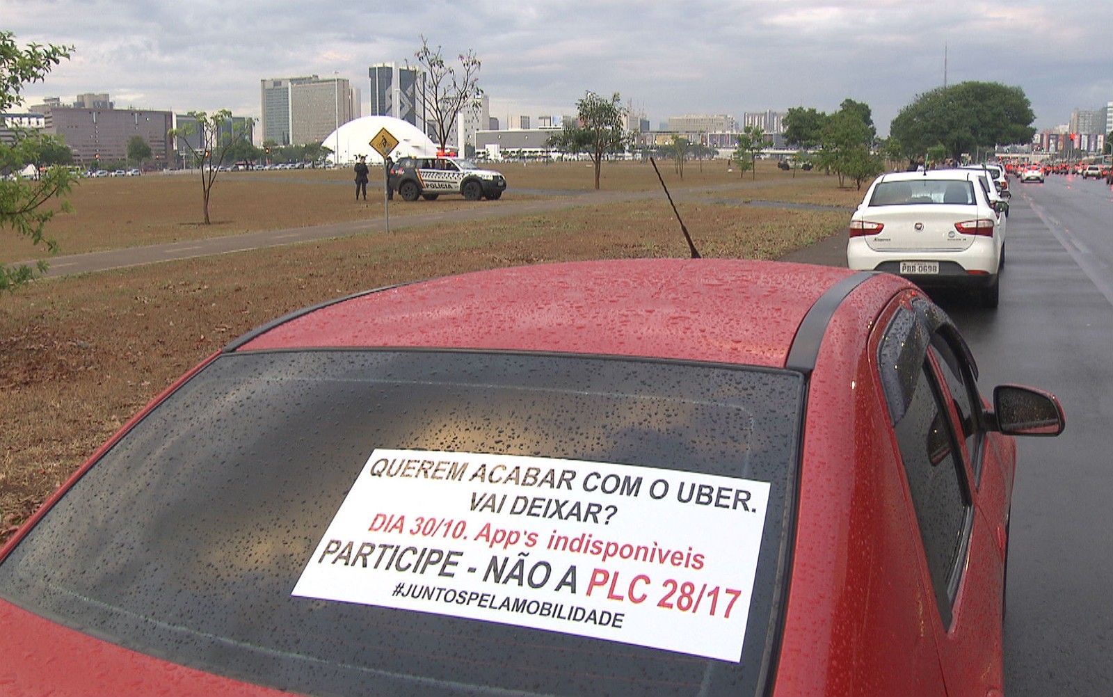 Motoristas do Uber estão em frente a Esplanada dos Ministérios, em Brasília