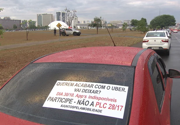 Motoristas do Uber estão em frente a Esplanada dos Ministérios, em Brasília