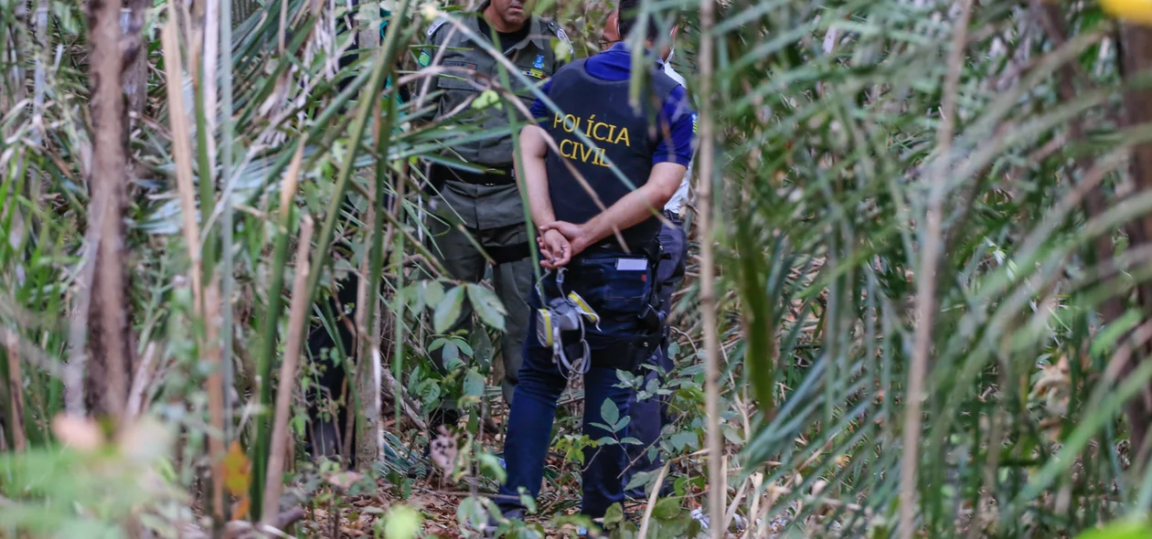 Policiais no local onde foi encontrado o corpo de Camilla