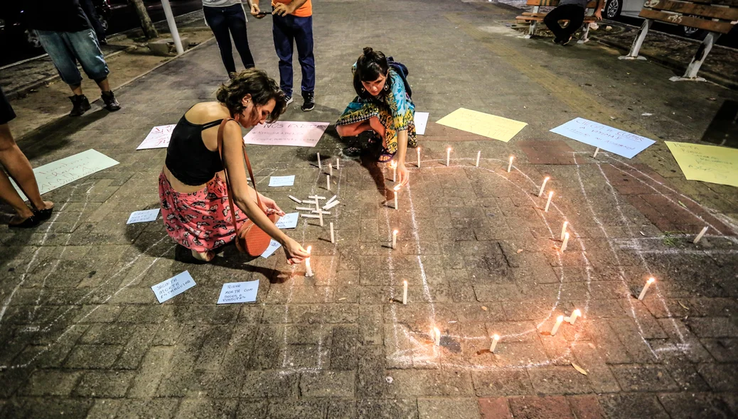 Mulheres participam de manifestação na avenida Frei Serafim em Teresina