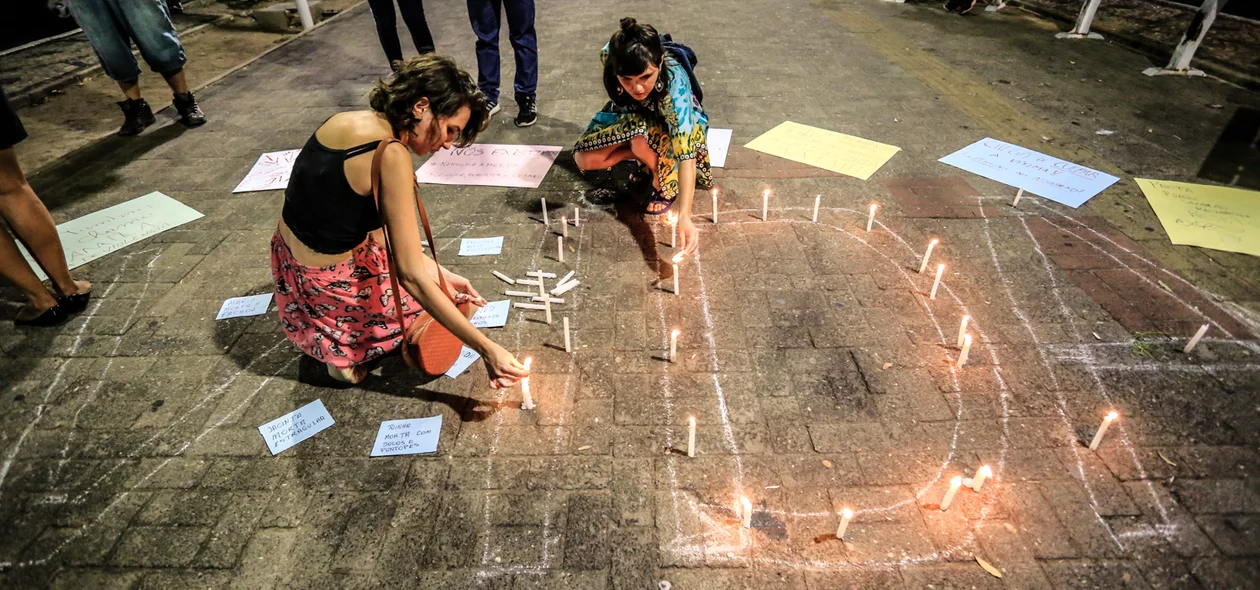 Mulheres participam de manifestação na avenida Frei Serafim em Teresina