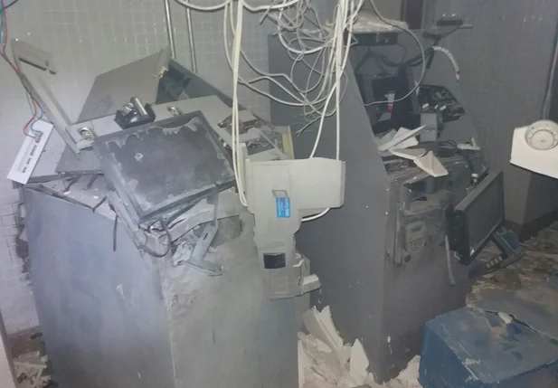 Bandidos explodem caixas eletrônicos do Tribunal do Trabalho