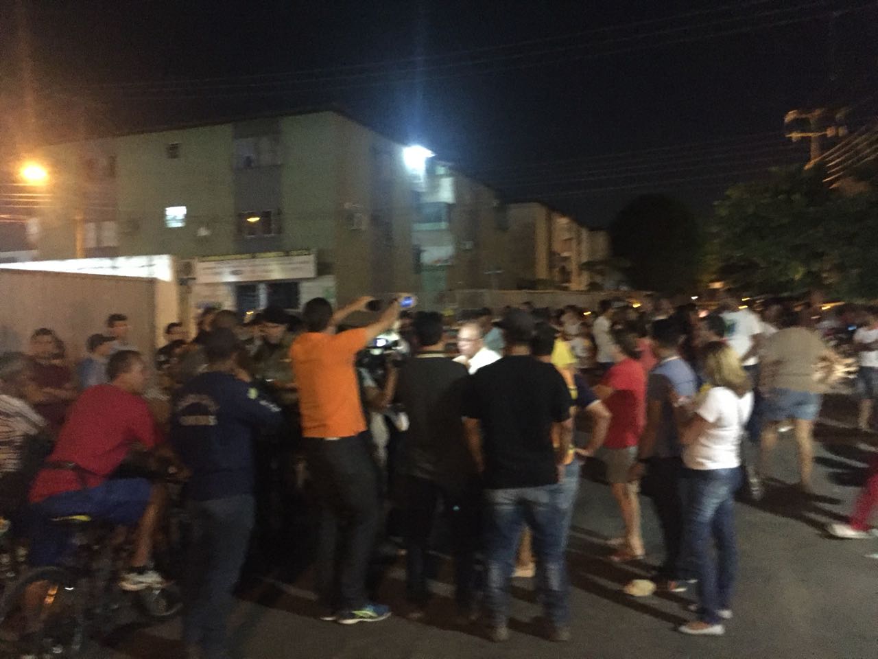 Delegado Barêtta conversando com as mulheres