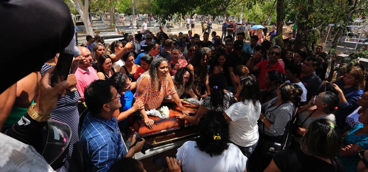 Familiares e amigos se despedem da estudante Camilla Abreu