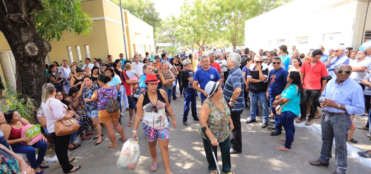 Familiares e amigos se reúnem no cemitério São Judas Tadeu a espera do corpo de Camilla