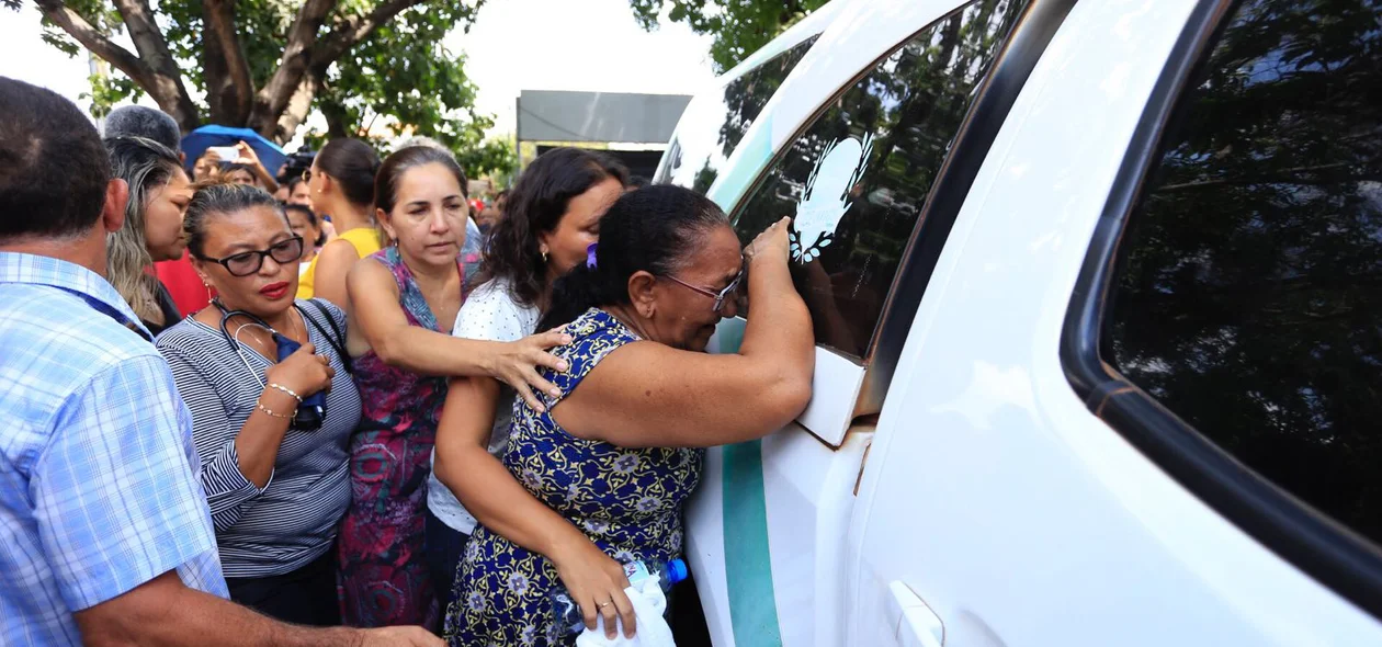 Familiares recebem o corpo de Camilla no cemitério