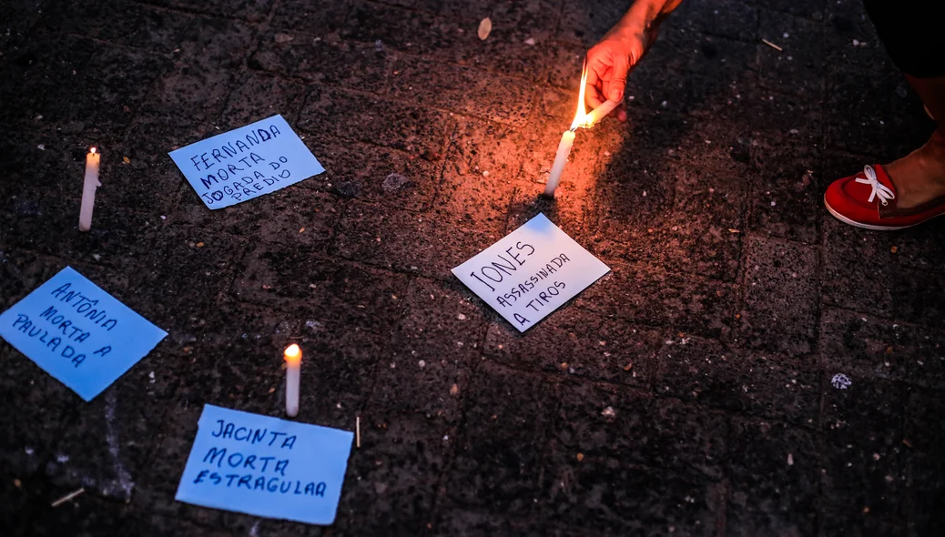 Mulheres acedem velas em protesto 