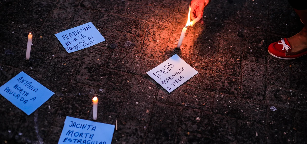 Mulheres acedem velas em protesto 