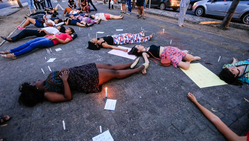 Mulheres deitada no chão em protesto pela morte da Camilla 