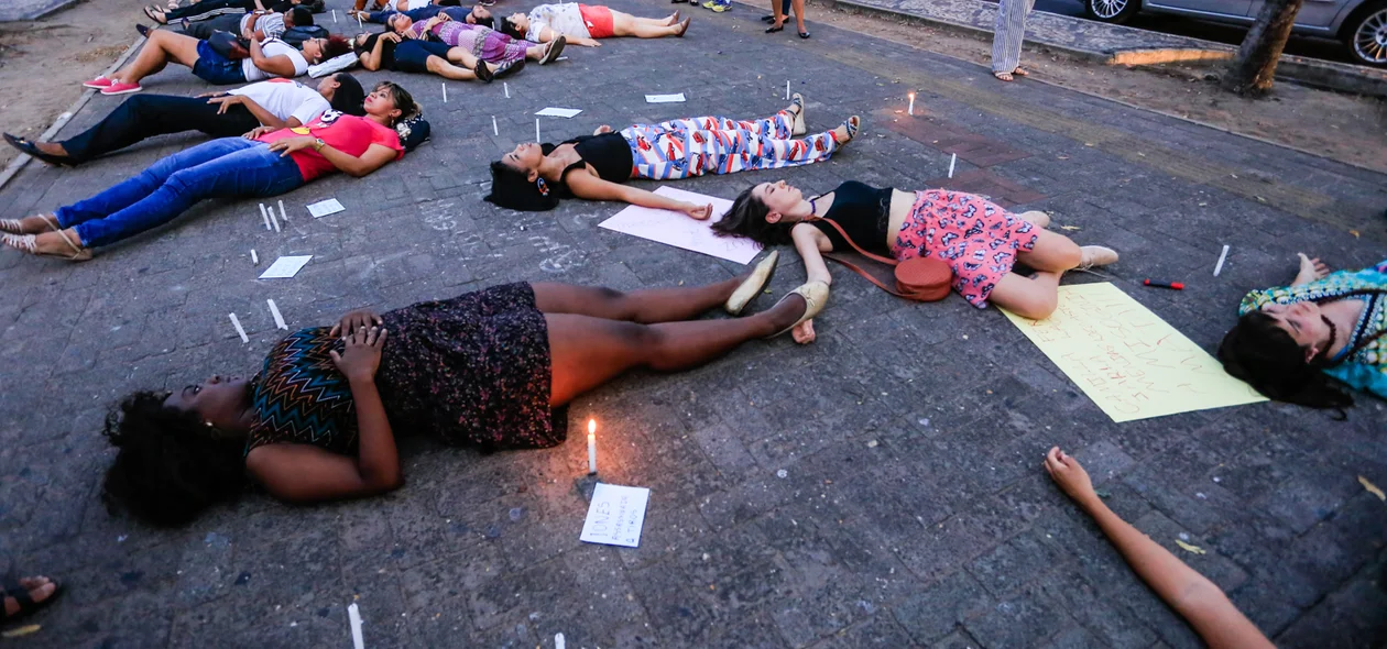 Mulheres deitada no chão em protesto pela morte da Camilla 