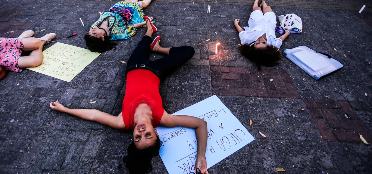 Mulheres deitadas do chão em protesto 