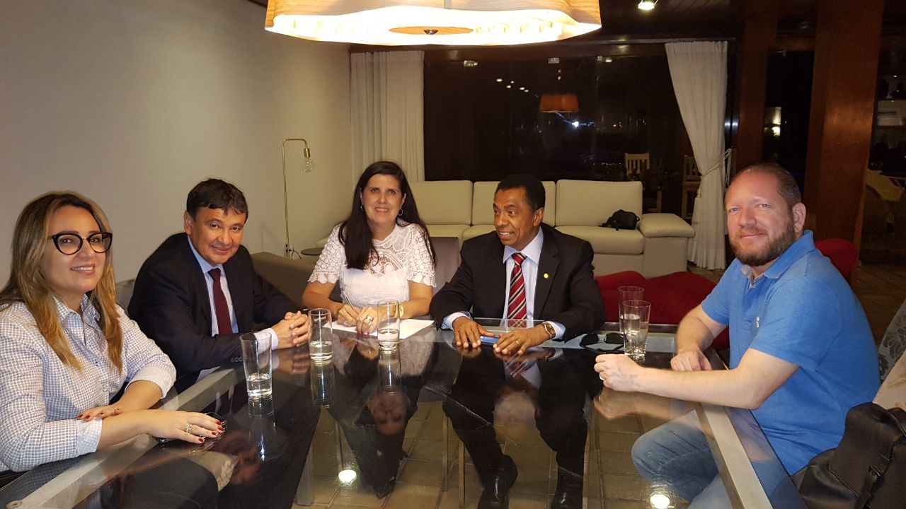 Rejane Dias e Wellington Dias com a vice-governadora Lígia e os deputados