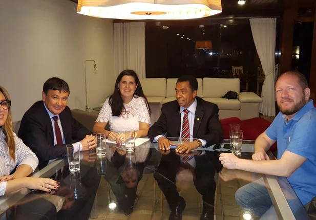 Rejane Dias e Wellington Dias com a vice-governadora Lígia e os deputados