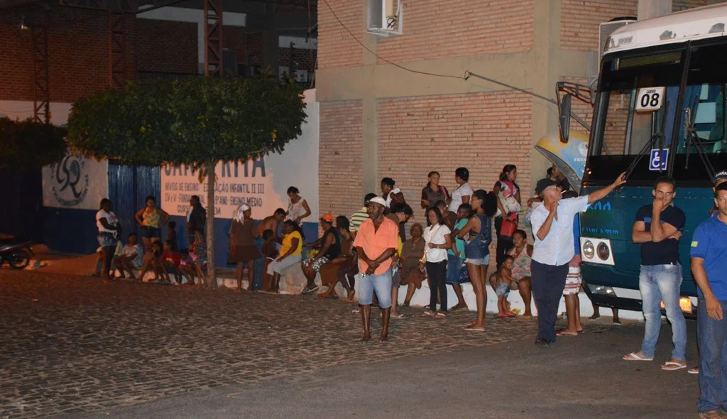 Romeiros aguardam momento da saída