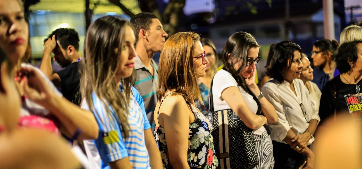 Varias Mulheres participam do ato