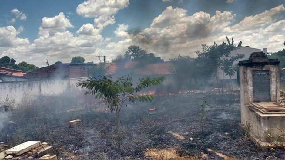 Incêndio destrói túmulos 