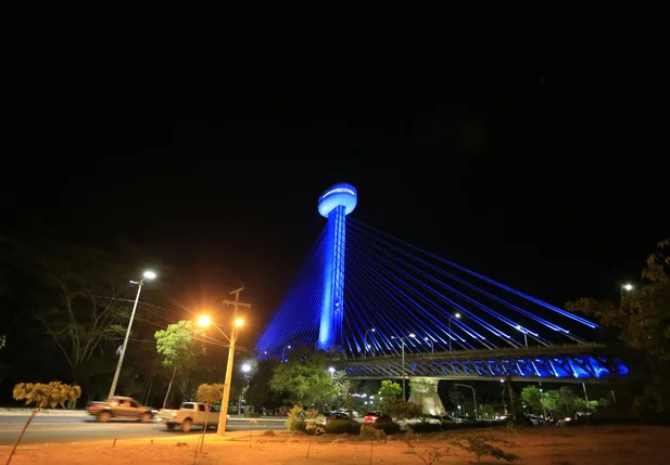 Novembro azul retratado na Ponte Estaiada