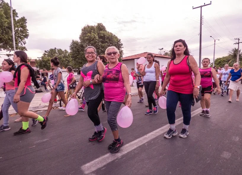 Idosas participaram da campanha outubro rosa