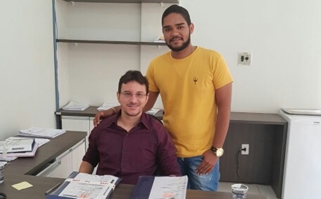 João Paulo, em pé, ao lado do Procurador Geral do Município