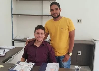 João Paulo, em pé, ao lado do Procurador Geral do Município