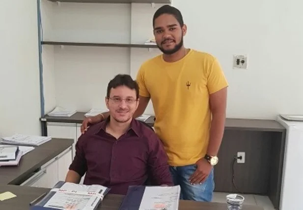 João Paulo, em pé, ao lado do Procurador Geral do Município