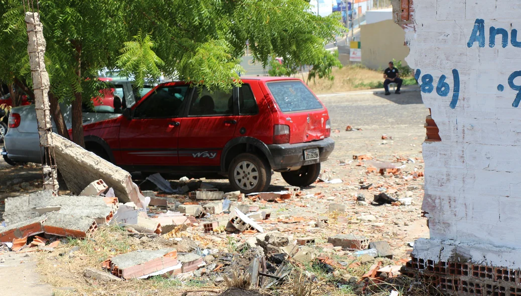 Carro atravessou parede