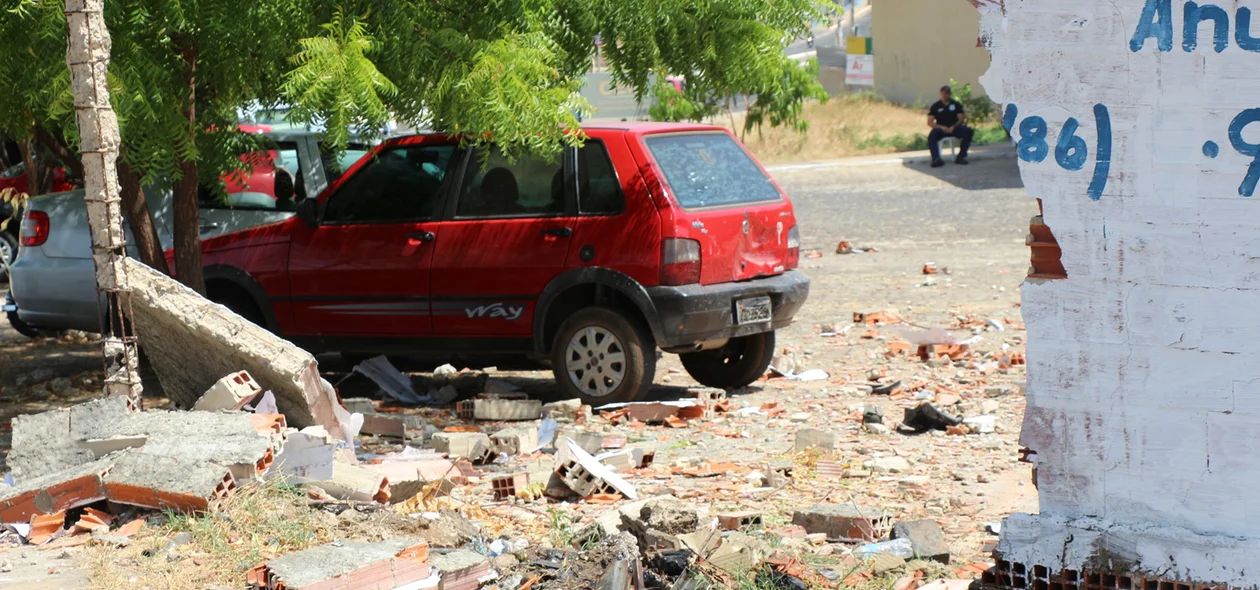 Carro atravessou parede