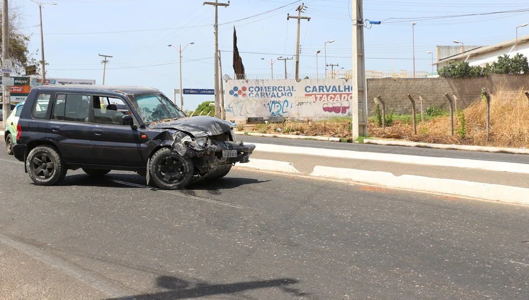 Carro ficou parcialmente destruído