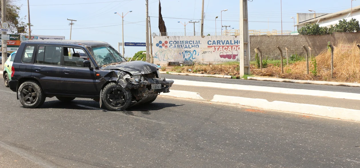 Carro ficou parcialmente destruído