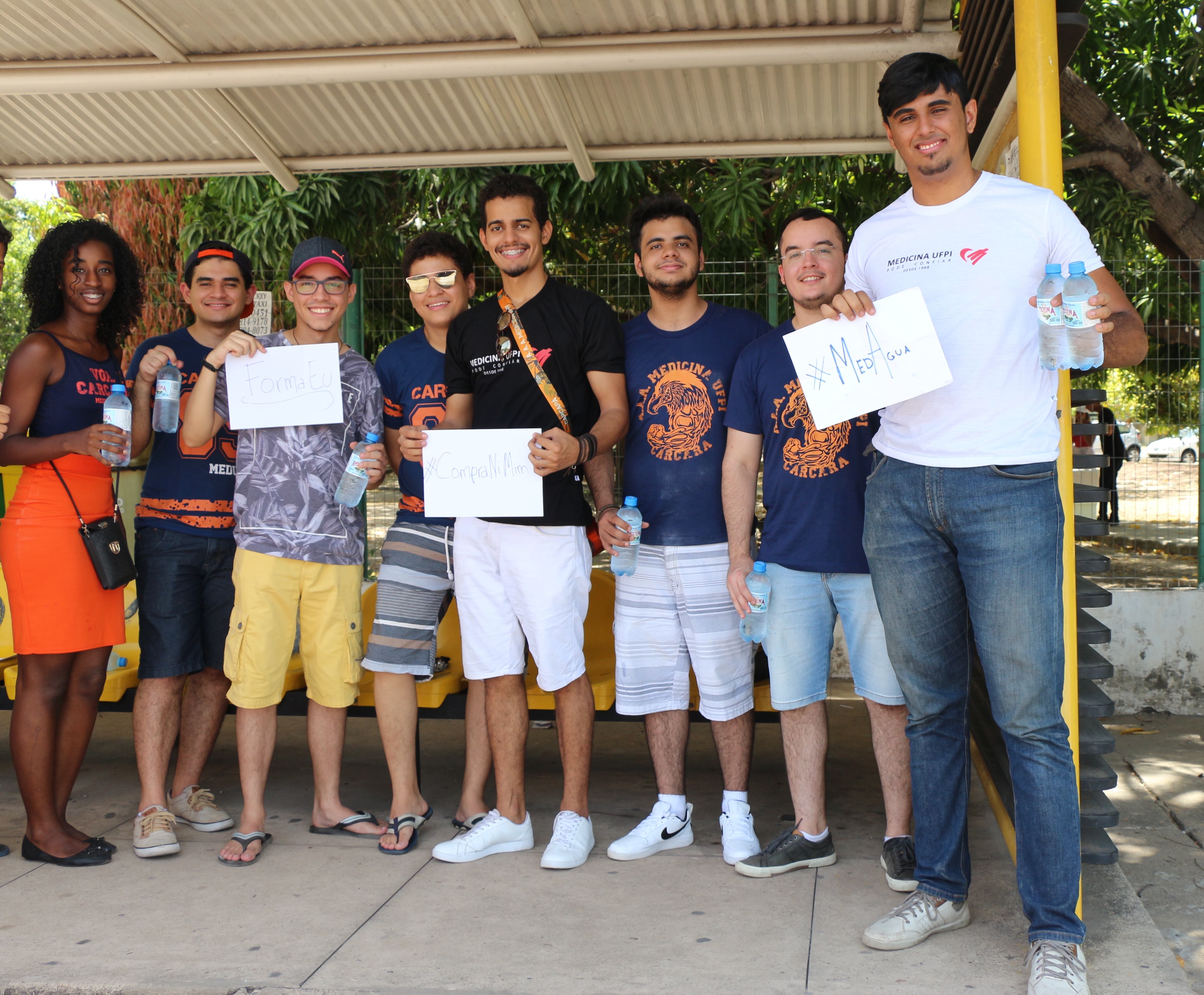 Estudantes de Medicina da UFPI vendem água durante aplicação de provas do ENEM 